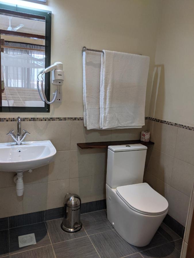 Dutchess Hotel And Restaurant Fort Portal Luaran gambar