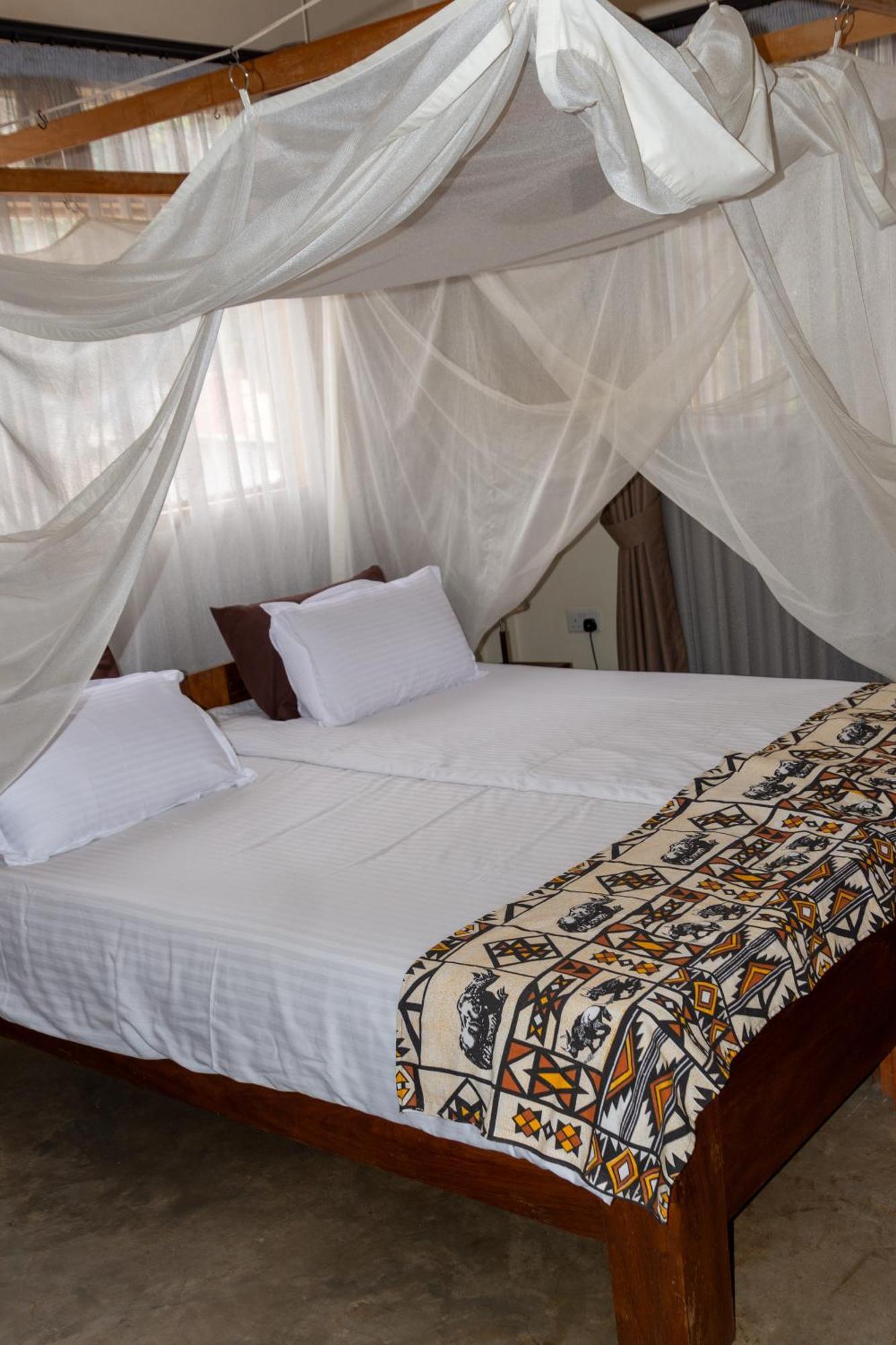Dutchess Hotel And Restaurant Fort Portal Luaran gambar