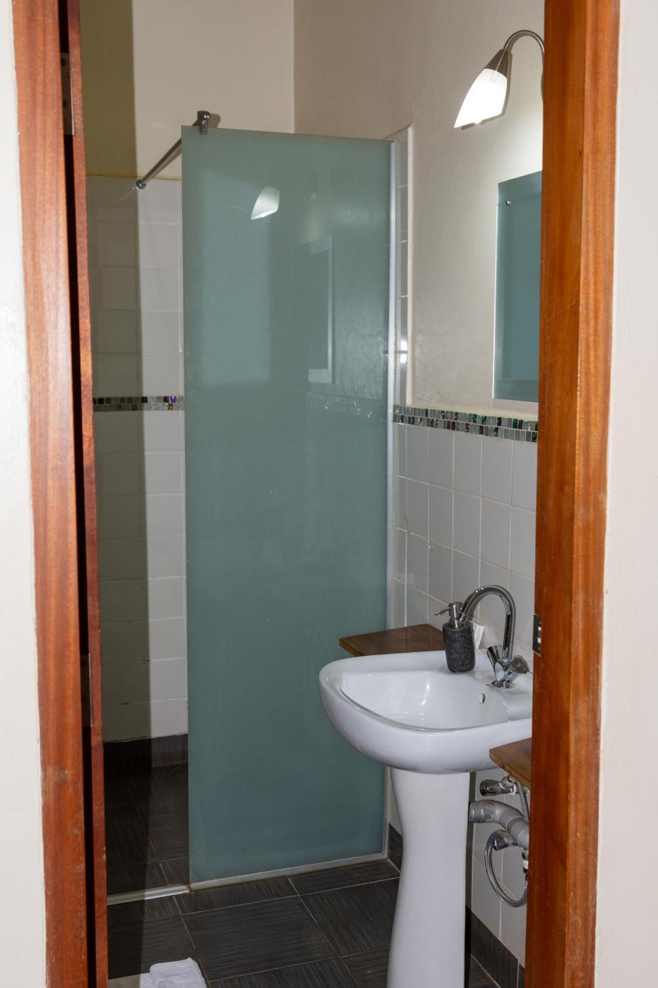 Dutchess Hotel And Restaurant Fort Portal Luaran gambar